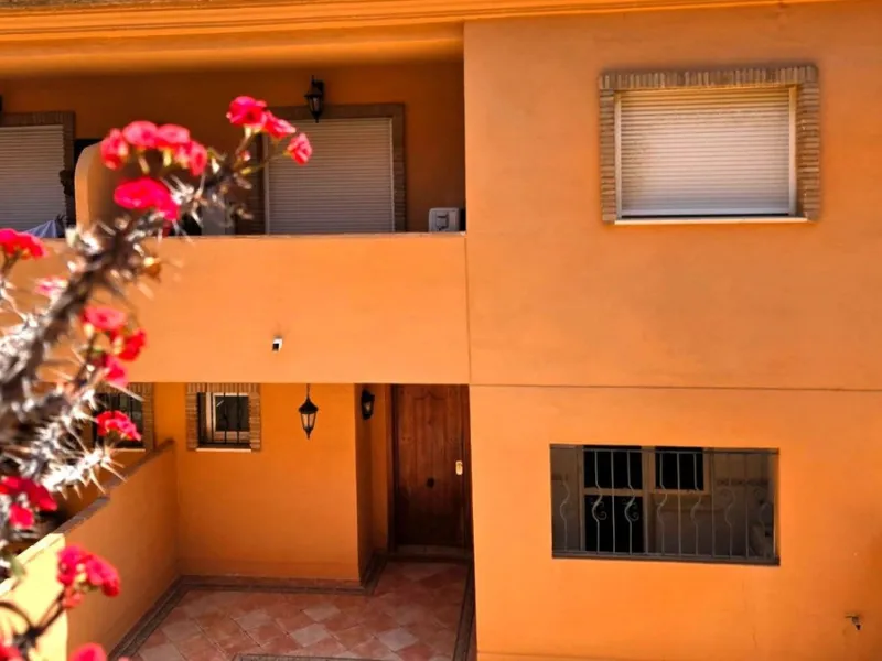 House - Townhouse в продаже в Mijas, Málaga. В доме 4 спален и 5 ванных комнат. Площадь дома 272 м²