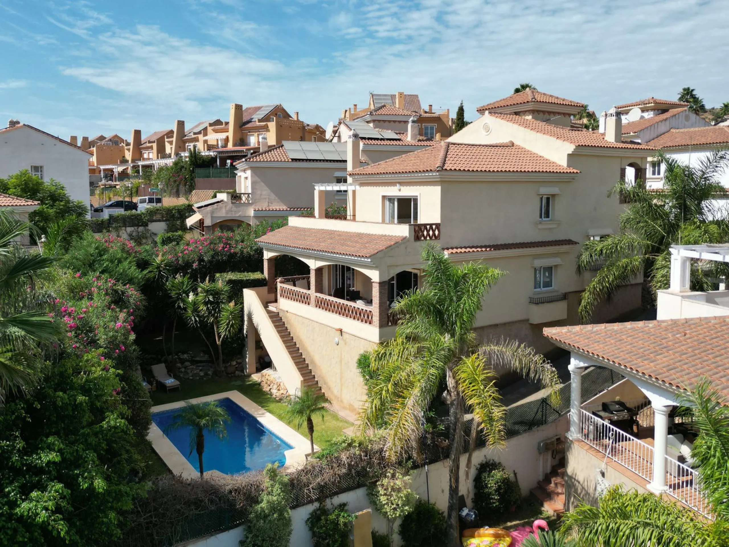 Located in the rolling hills of Mijas Costa, in the upper part of Riviera del Sol, this large villa offers the perfect balance of space, comfort, and convenience for family living. Positioned beside Cala Nova and right next to the exciting new One Bali Vi