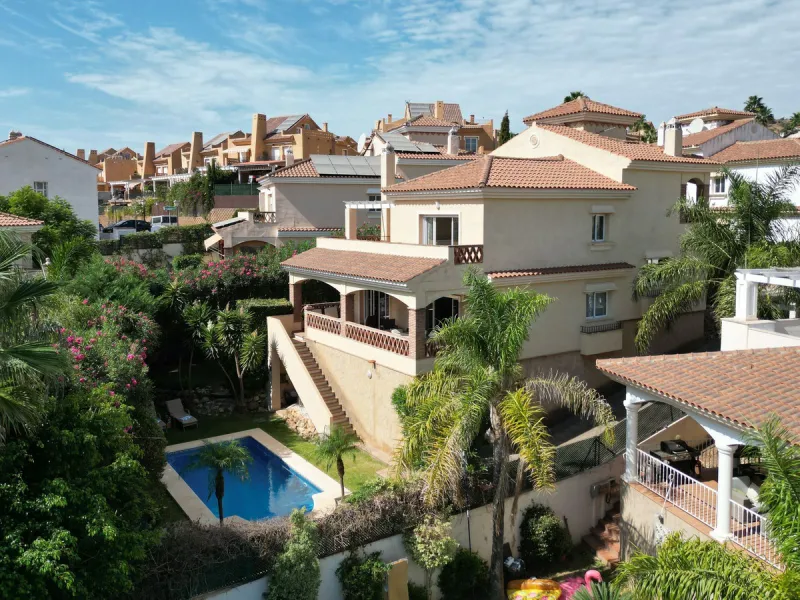 Located in the rolling hills of Mijas Costa, in the upper part of Riviera del Sol, this large villa offers the perfect balance of space, comfort, and convenience for family living. Positioned beside Cala Nova and right next to the exciting new One Bali Vi