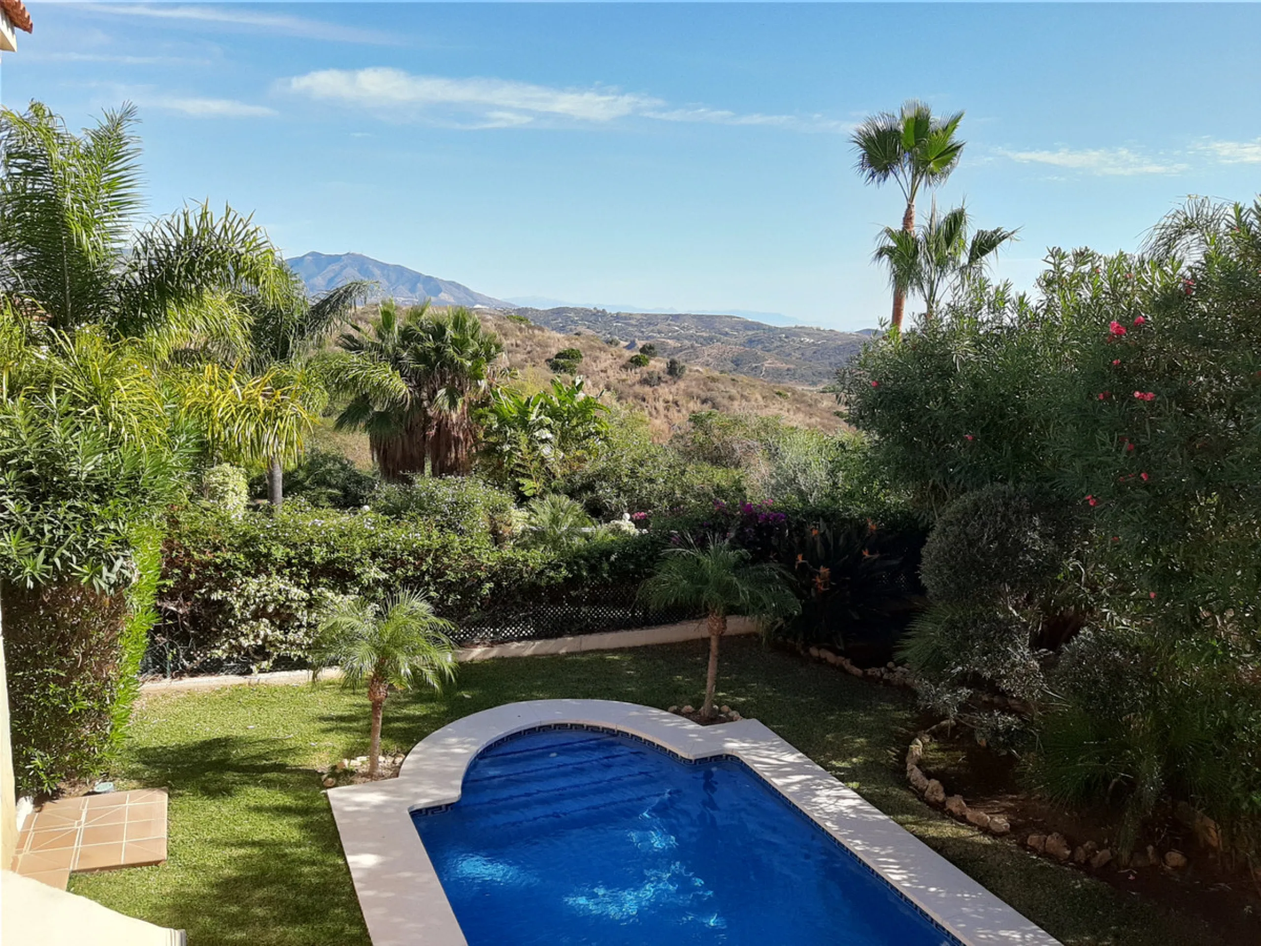 Located in the rolling hills of Mijas Costa, in the upper part of Riviera del Sol, this large villa offers the perfect balance of space, comfort, and convenience for family living. Positioned beside Cala Nova and right next to the exciting new One Bali Vi