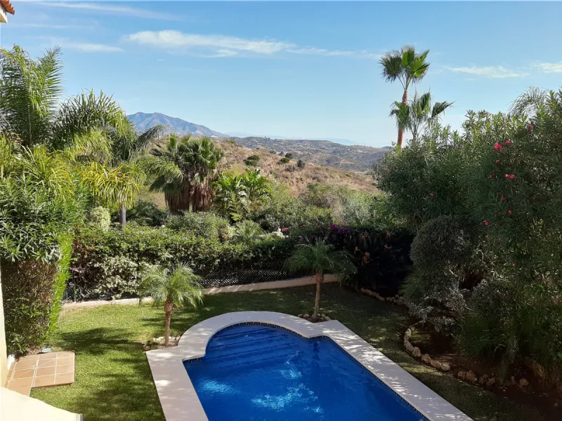 Located in the rolling hills of Mijas Costa, in the upper part of Riviera del Sol, this large villa offers the perfect balance of space, comfort, and convenience for family living. Positioned beside Cala Nova and right next to the exciting new One Bali Vi