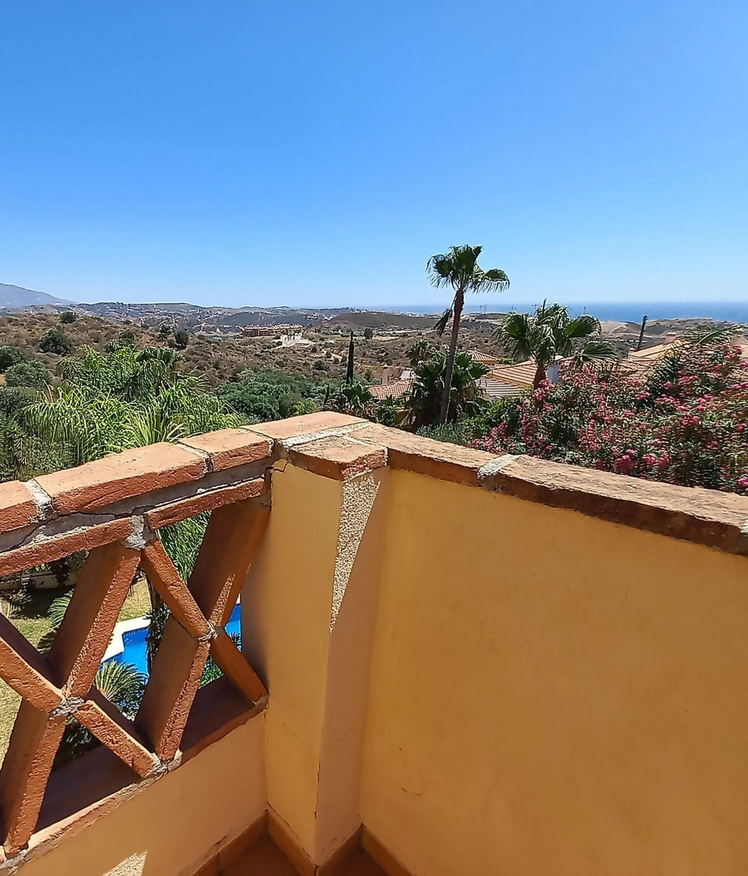 Located in the rolling hills of Mijas Costa, in the upper part of Riviera del Sol, this large villa offers the perfect balance of space, comfort, and convenience for family living. Positioned beside Cala Nova and right next to the exciting new One Bali Vi