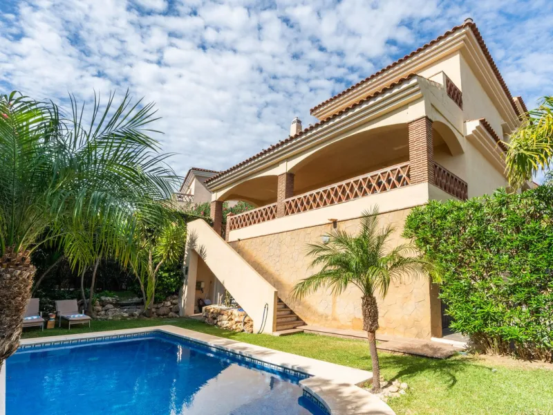 Located in the rolling hills of Mijas Costa, in the upper part of Riviera del Sol, this large villa offers the perfect balance of space, comfort, and convenience for family living. Positioned beside Cala Nova and right next to the exciting new One Bali Vi