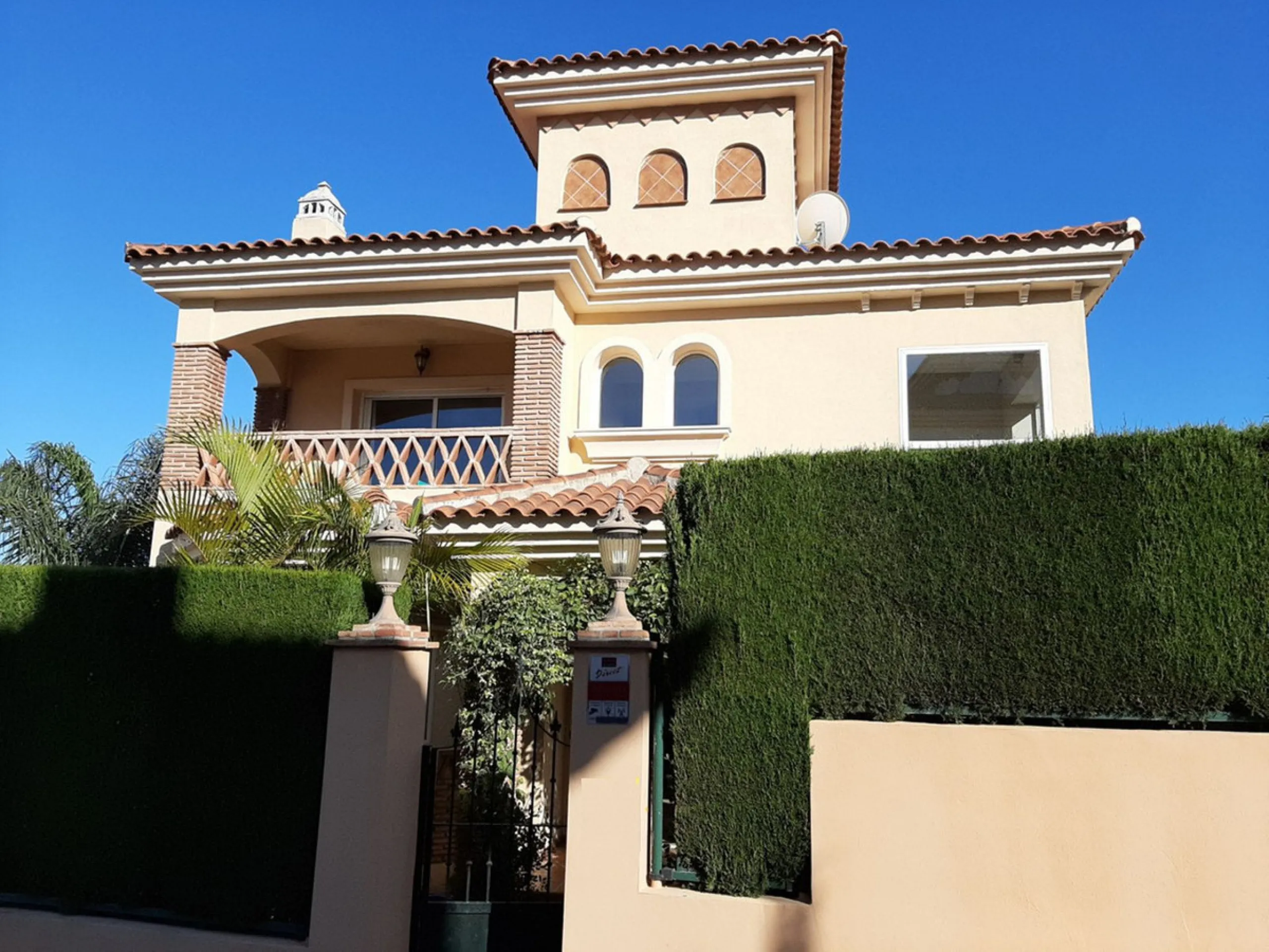 Located in the rolling hills of Mijas Costa, in the upper part of Riviera del Sol, this large villa offers the perfect balance of space, comfort, and convenience for family living. Positioned beside Cala Nova and right next to the exciting new One Bali Vi