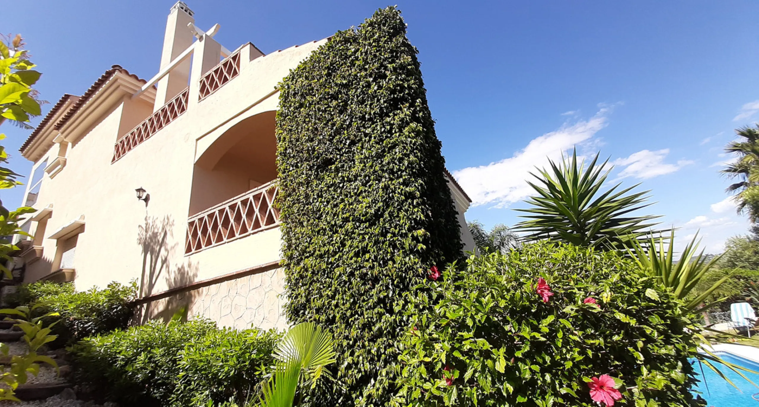 Located in the rolling hills of Mijas Costa, in the upper part of Riviera del Sol, this large villa offers the perfect balance of space, comfort, and convenience for family living. Positioned beside Cala Nova and right next to the exciting new One Bali Vi