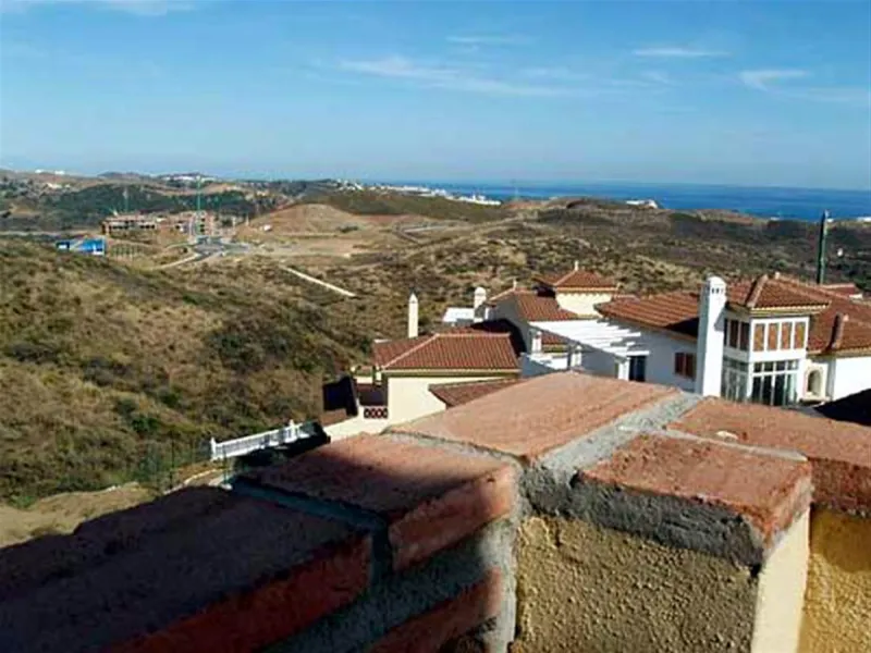 Located in the rolling hills of Mijas Costa, in the upper part of Riviera del Sol, this large villa offers the perfect balance of space, comfort, and convenience for family living. Positioned beside Cala Nova and right next to the exciting new One Bali Vi
