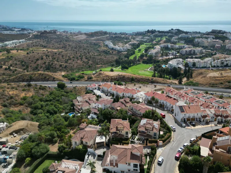 Located in the rolling hills of Mijas Costa, in the upper part of Riviera del Sol, this large villa offers the perfect balance of space, comfort, and convenience for family living. Positioned beside Cala Nova and right next to the exciting new One Bali Vi