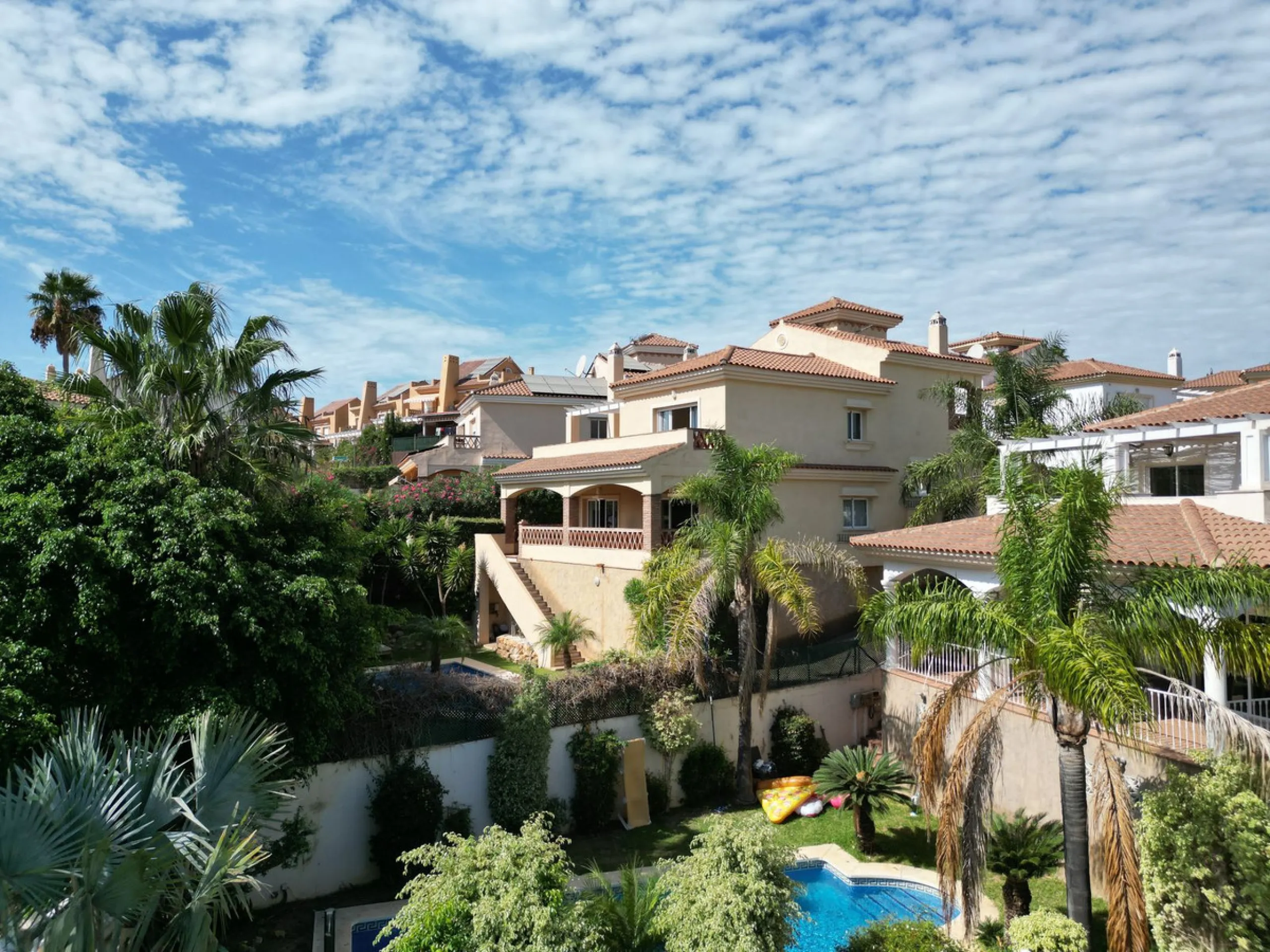 Located in the rolling hills of Mijas Costa, in the upper part of Riviera del Sol, this large villa offers the perfect balance of space, comfort, and convenience for family living. Positioned beside Cala Nova and right next to the exciting new One Bali Vi