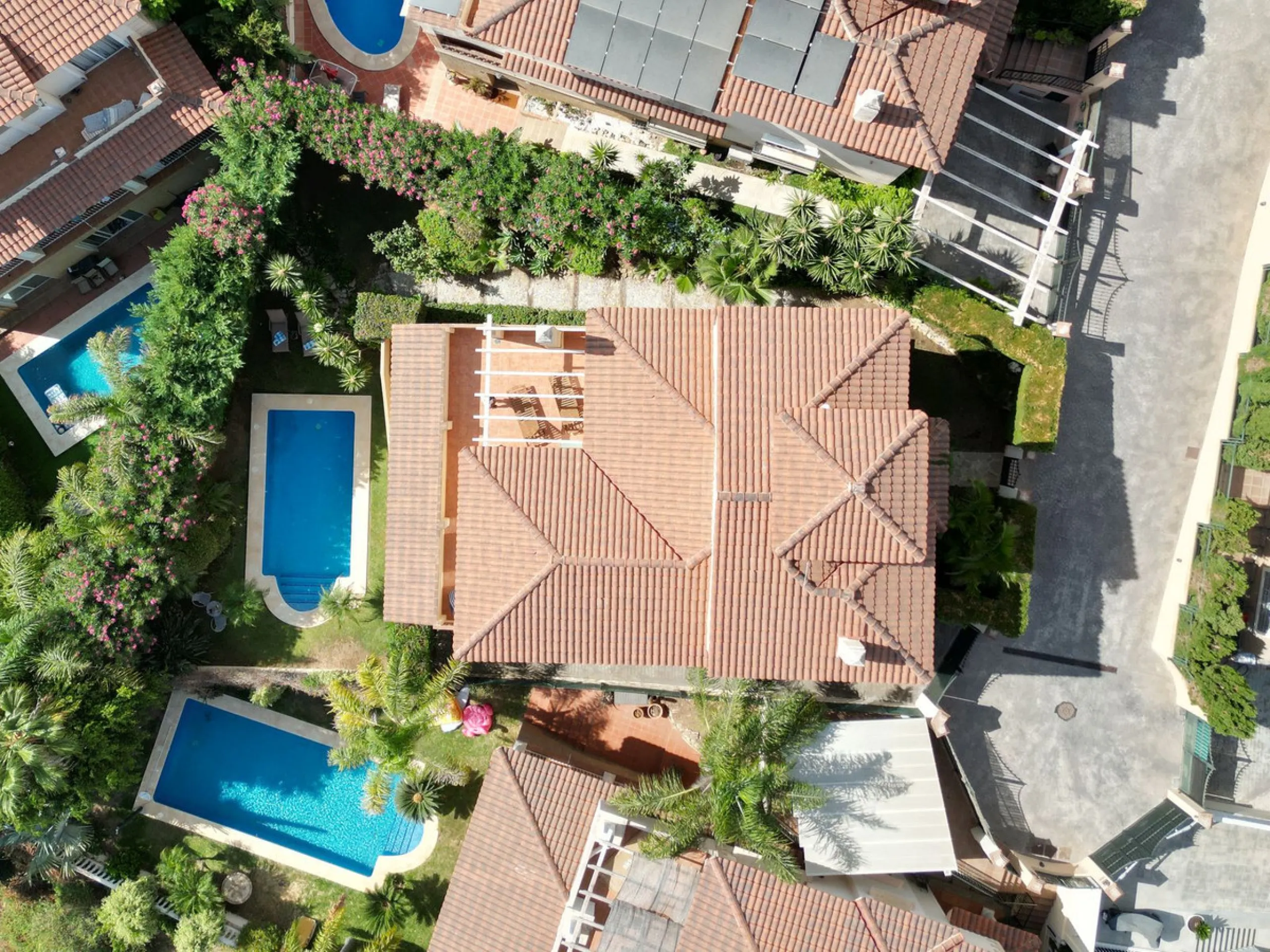 Located in the rolling hills of Mijas Costa, in the upper part of Riviera del Sol, this large villa offers the perfect balance of space, comfort, and convenience for family living. Positioned beside Cala Nova and right next to the exciting new One Bali Vi