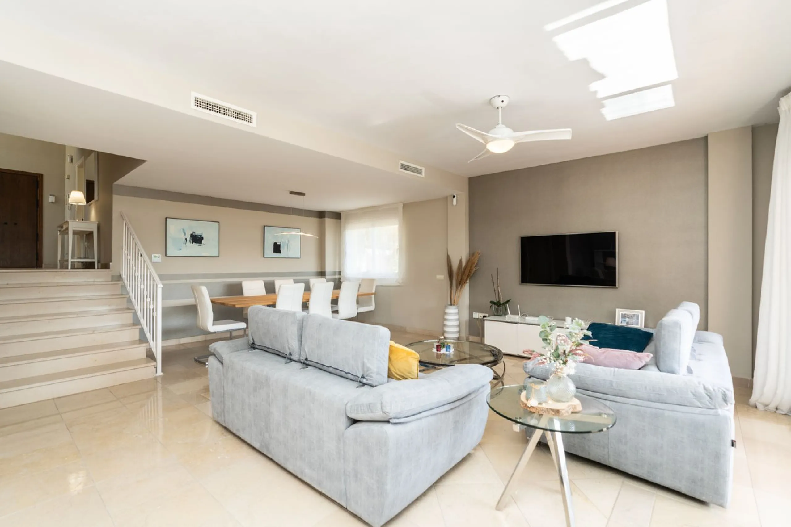 Located in the rolling hills of Mijas Costa, in the upper part of Riviera del Sol, this large villa offers the perfect balance of space, comfort, and convenience for family living. Positioned beside Cala Nova and right next to the exciting new One Bali Vi