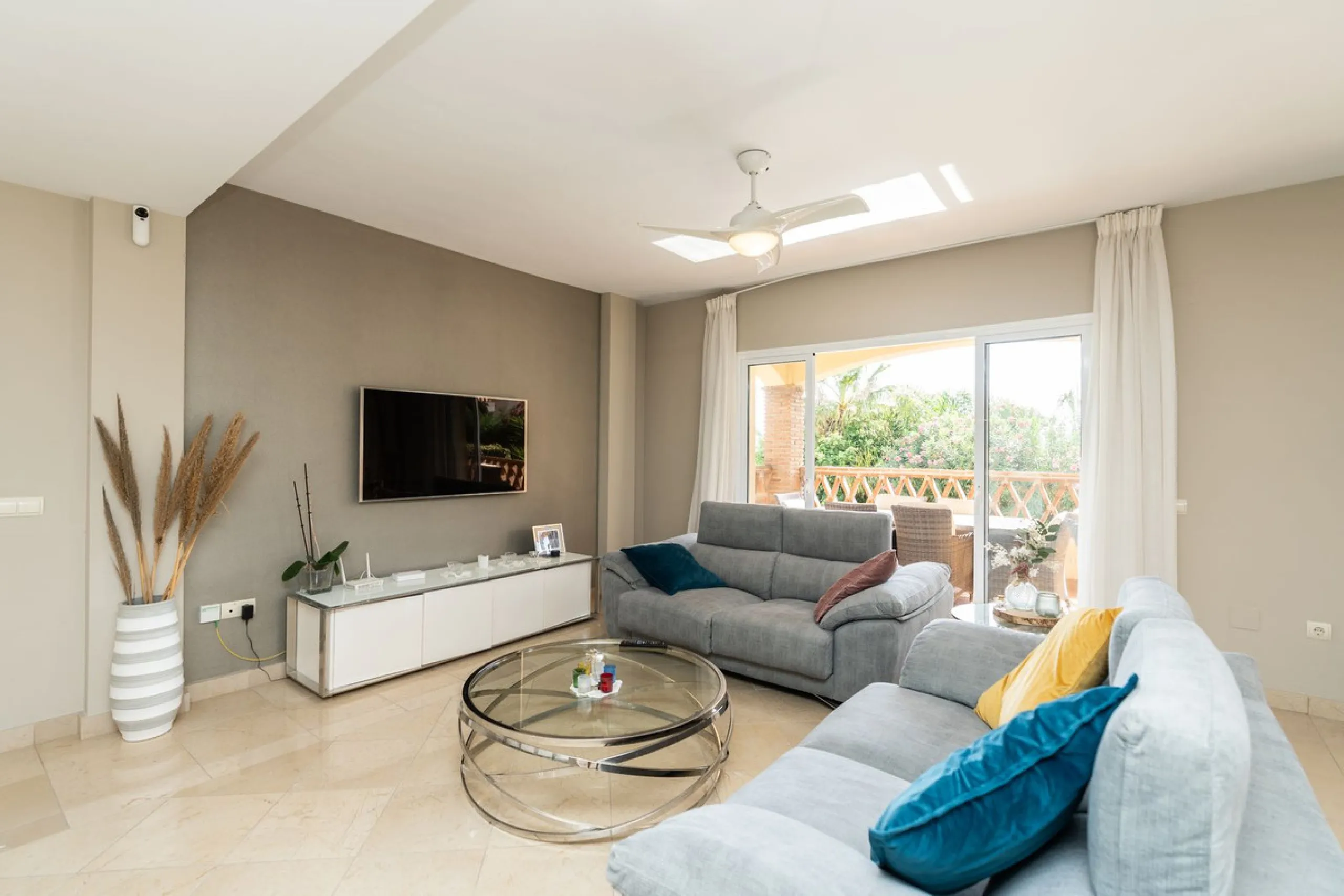 Located in the rolling hills of Mijas Costa, in the upper part of Riviera del Sol, this large villa offers the perfect balance of space, comfort, and convenience for family living. Positioned beside Cala Nova and right next to the exciting new One Bali Vi