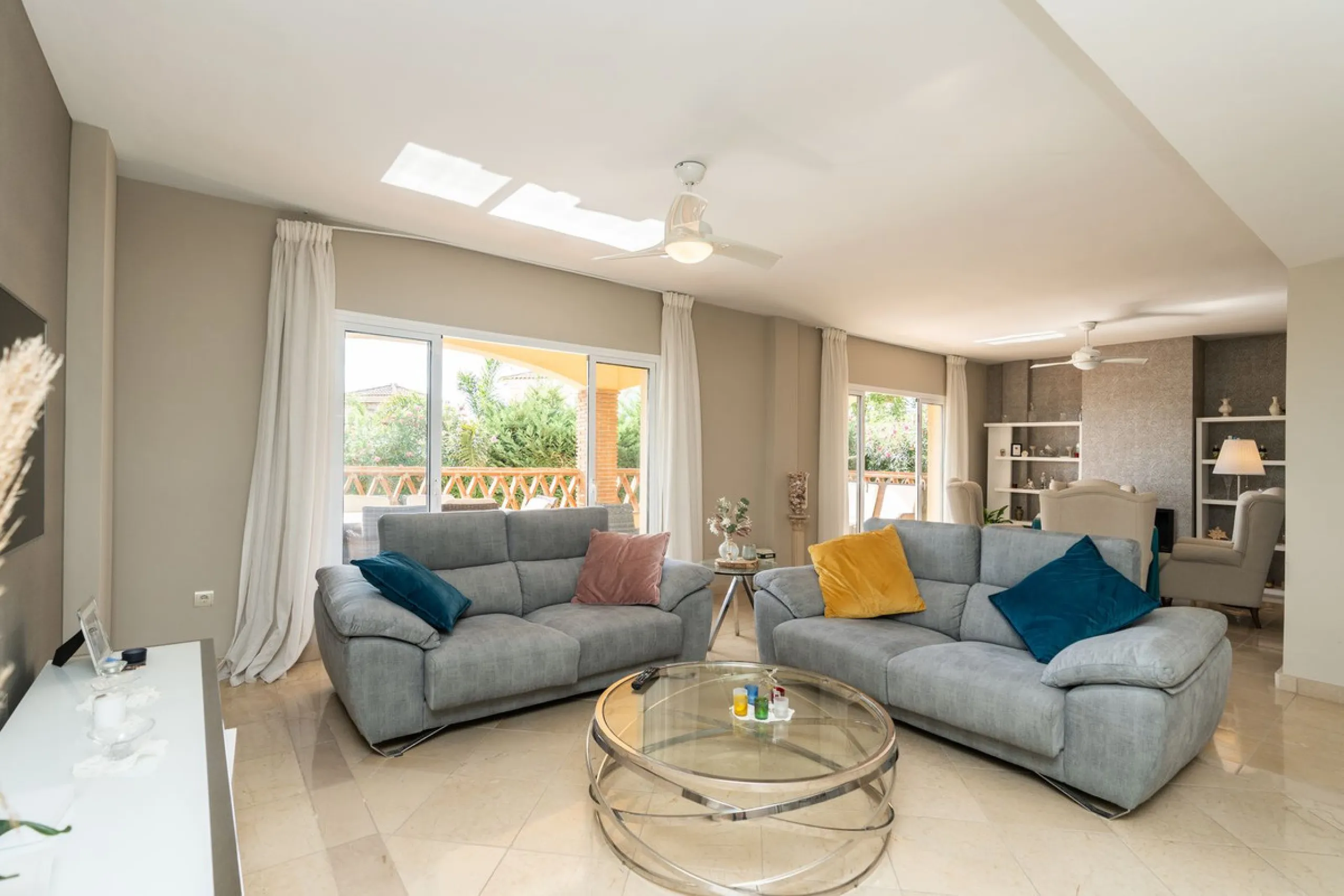 Located in the rolling hills of Mijas Costa, in the upper part of Riviera del Sol, this large villa offers the perfect balance of space, comfort, and convenience for family living. Positioned beside Cala Nova and right next to the exciting new One Bali Vi