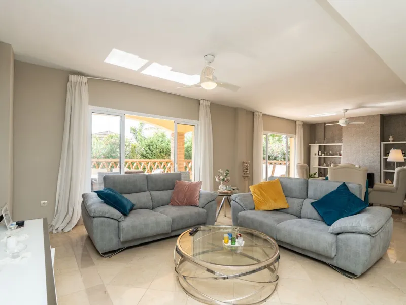 Located in the rolling hills of Mijas Costa, in the upper part of Riviera del Sol, this large villa offers the perfect balance of space, comfort, and convenience for family living. Positioned beside Cala Nova and right next to the exciting new One Bali Vi