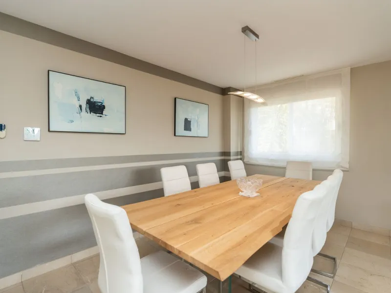 Located in the rolling hills of Mijas Costa, in the upper part of Riviera del Sol, this large villa offers the perfect balance of space, comfort, and convenience for family living. Positioned beside Cala Nova and right next to the exciting new One Bali Vi