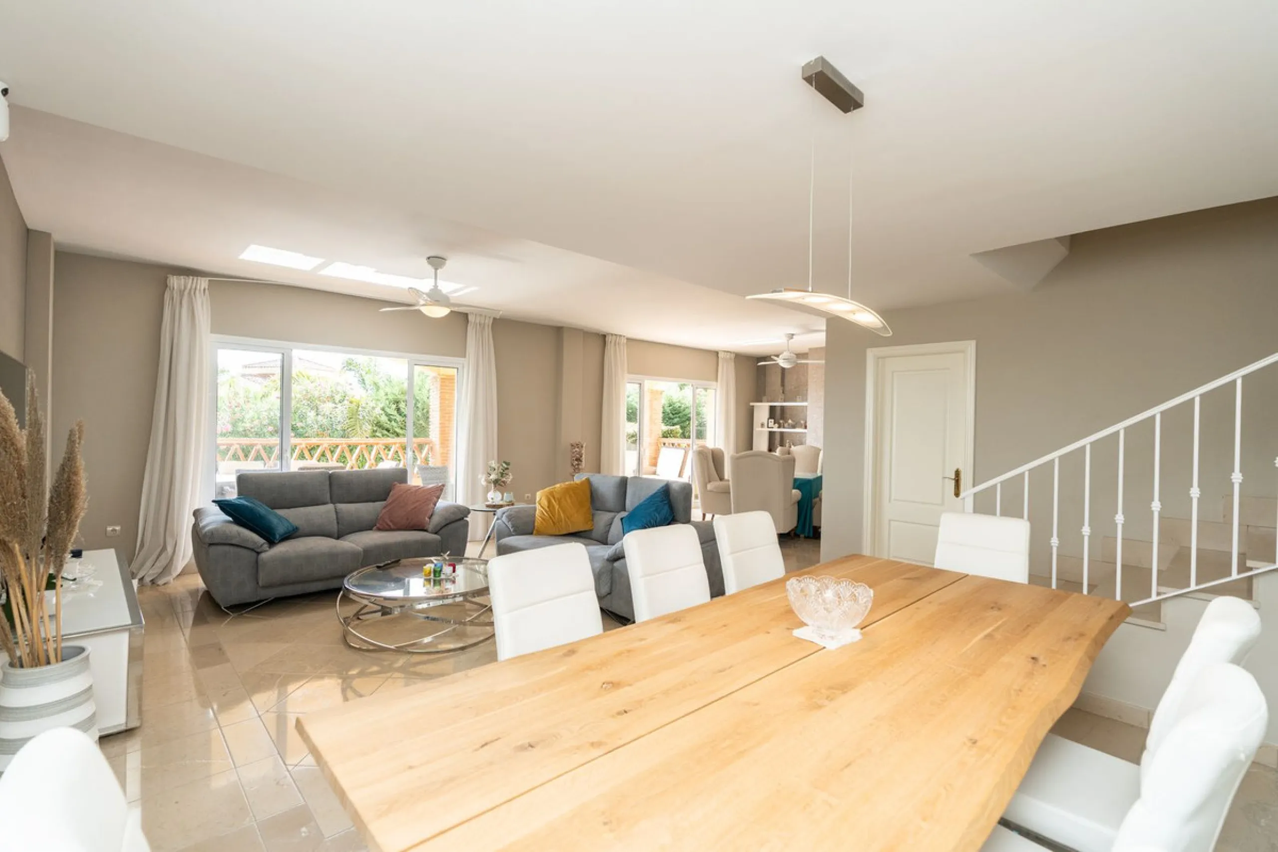 Located in the rolling hills of Mijas Costa, in the upper part of Riviera del Sol, this large villa offers the perfect balance of space, comfort, and convenience for family living. Positioned beside Cala Nova and right next to the exciting new One Bali Vi