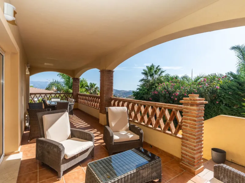 Located in the rolling hills of Mijas Costa, in the upper part of Riviera del Sol, this large villa offers the perfect balance of space, comfort, and convenience for family living. Positioned beside Cala Nova and right next to the exciting new One Bali Vi