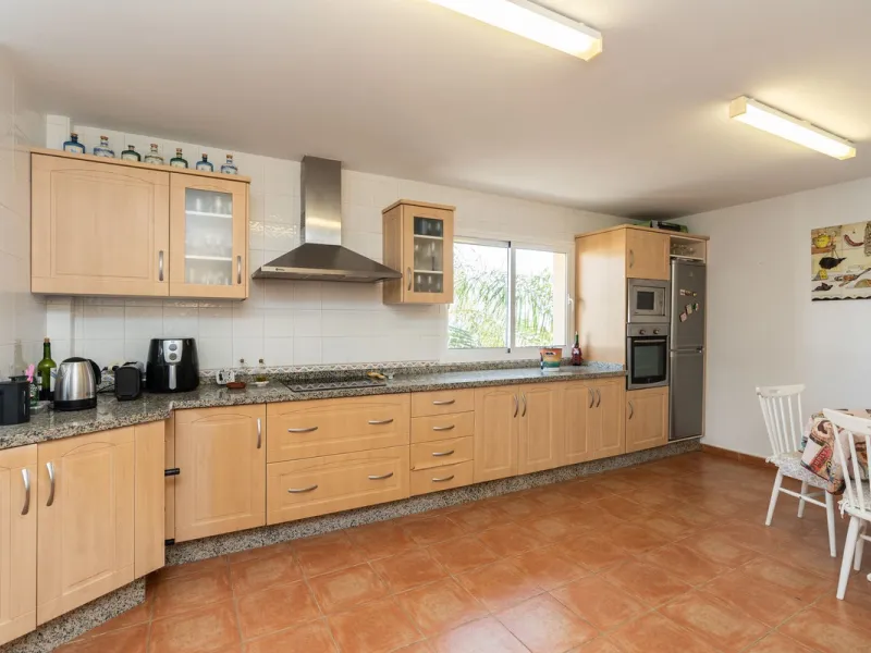 Located in the rolling hills of Mijas Costa, in the upper part of Riviera del Sol, this large villa offers the perfect balance of space, comfort, and convenience for family living. Positioned beside Cala Nova and right next to the exciting new One Bali Vi