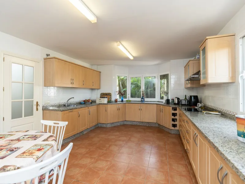 Located in the rolling hills of Mijas Costa, in the upper part of Riviera del Sol, this large villa offers the perfect balance of space, comfort, and convenience for family living. Positioned beside Cala Nova and right next to the exciting new One Bali Vi
