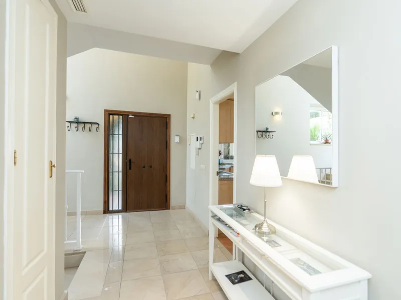 Located in the rolling hills of Mijas Costa, in the upper part of Riviera del Sol, this large villa offers the perfect balance of space, comfort, and convenience for family living. Positioned beside Cala Nova and right next to the exciting new One Bali Vi