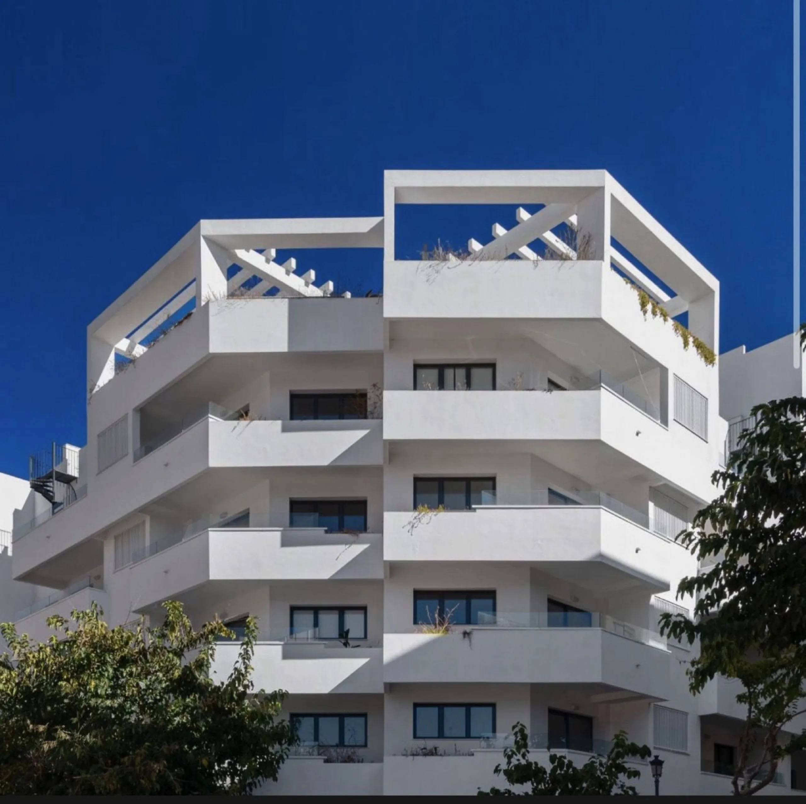 Attractive 4-Bedroom Duplex Penthouse in Estepona City – Stunning Sea and Mountain Views with Luxury Amenities!