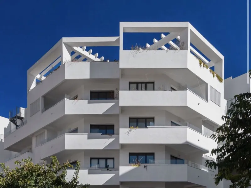 Attractive 4-Bedroom Duplex Penthouse in Estepona City – Stunning Sea and Mountain Views with Luxury Amenities!
