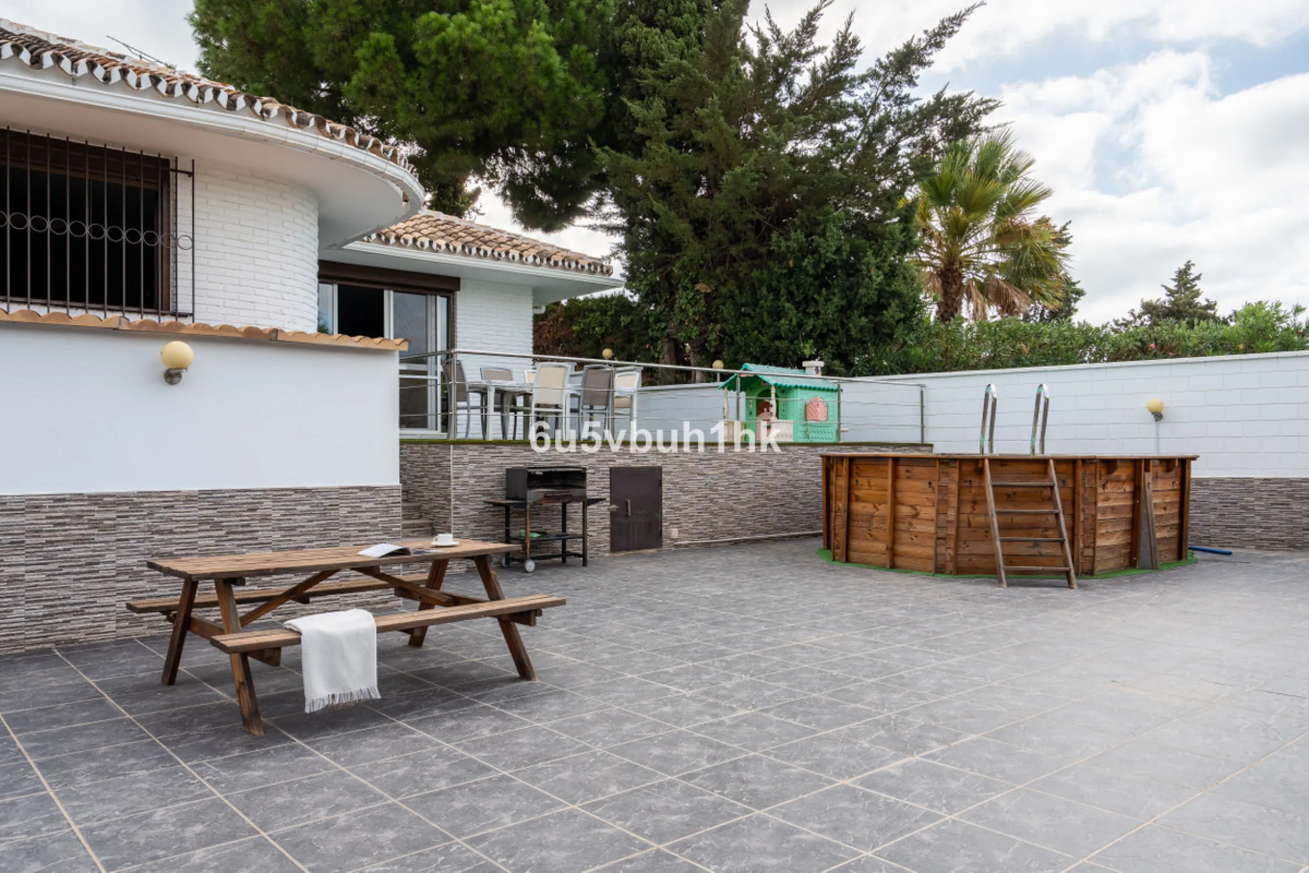 In Capellanía, a quiet and well-connected area of Benalmádena, this property offers a 658 m² plot and 168 m² built area.