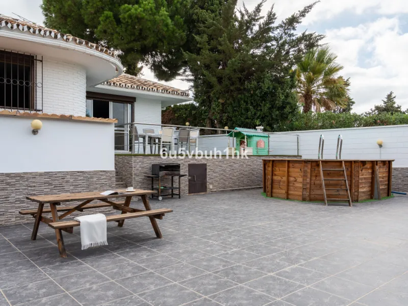 In Capellanía, a quiet and well-connected area of Benalmádena, this property offers a 658 m² plot and 168 m² built area.