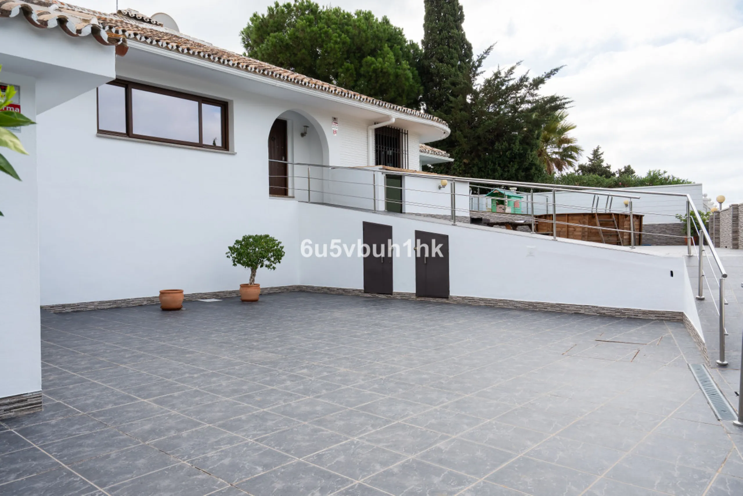 In Capellanía, a quiet and well-connected area of Benalmádena, this property offers a 658 m² plot and 168 m² built area.