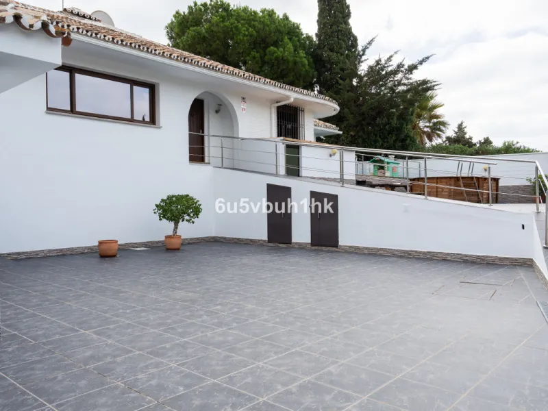 In Capellanía, a quiet and well-connected area of Benalmádena, this property offers a 658 m² plot and 168 m² built area.