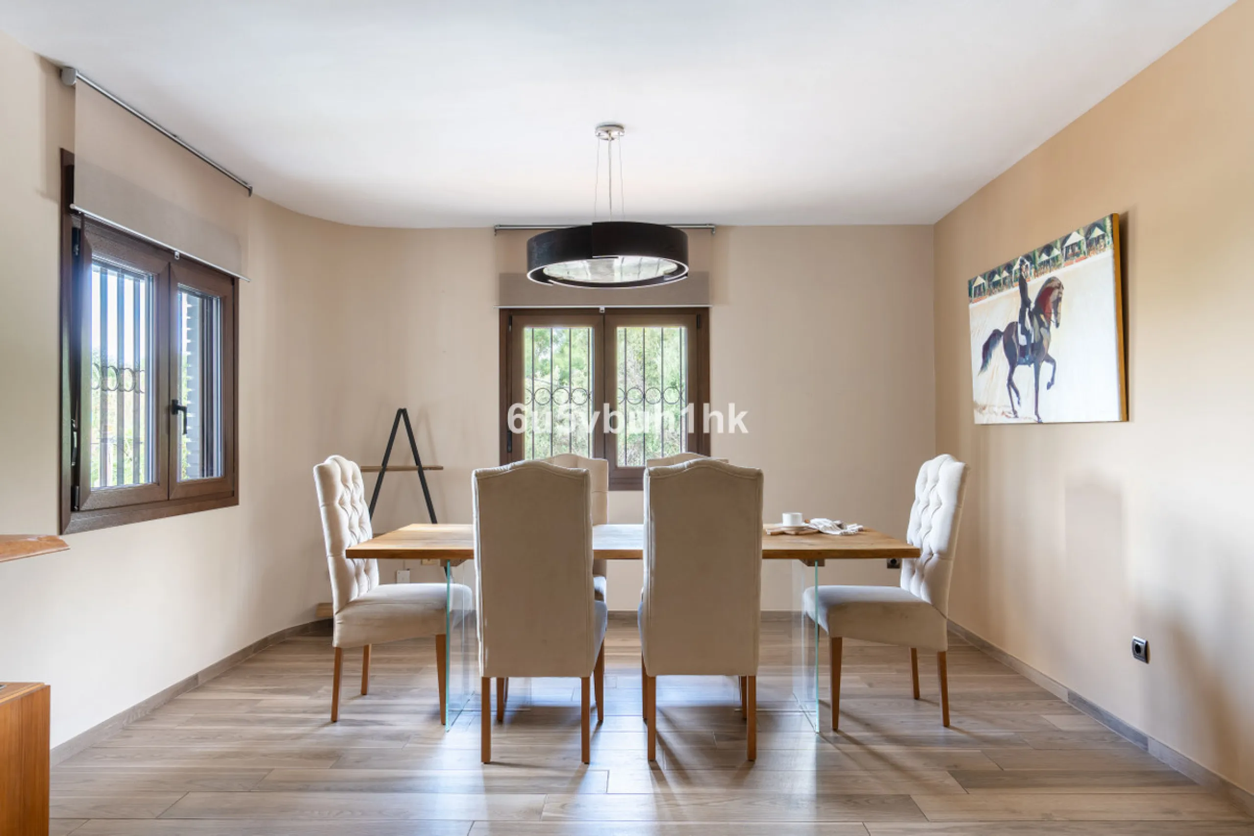In Capellanía, a quiet and well-connected area of Benalmádena, this property offers a 658 m² plot and 168 m² built area.