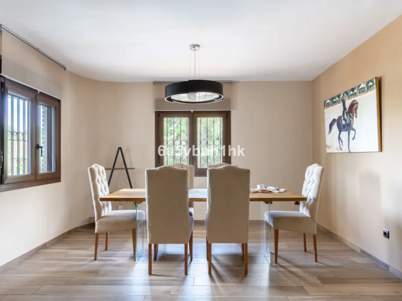 In Capellanía, a quiet and well-connected area of Benalmádena, this property offers a 658 m² plot and 168 m² built area.
