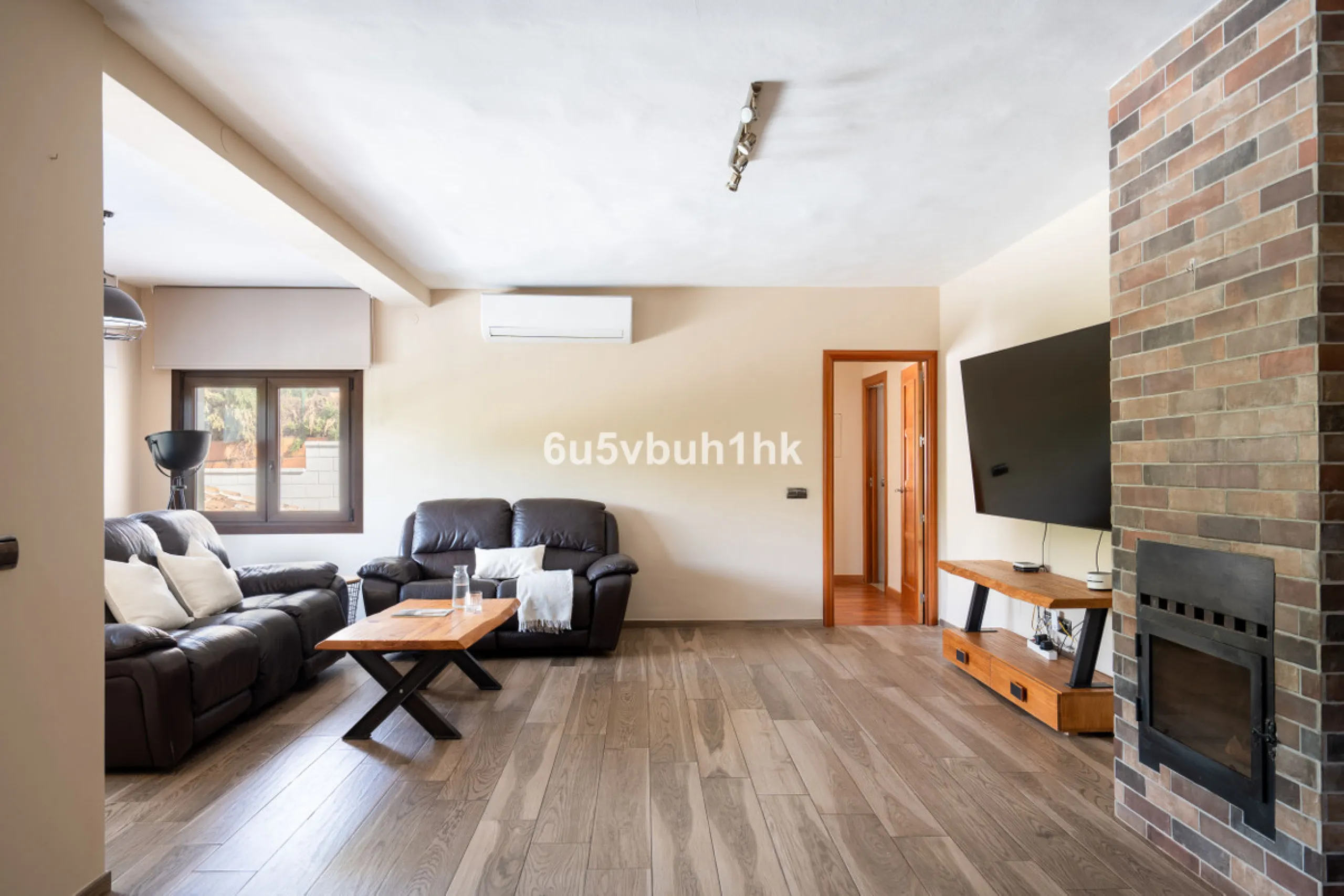 In Capellanía, a quiet and well-connected area of Benalmádena, this property offers a 658 m² plot and 168 m² built area.