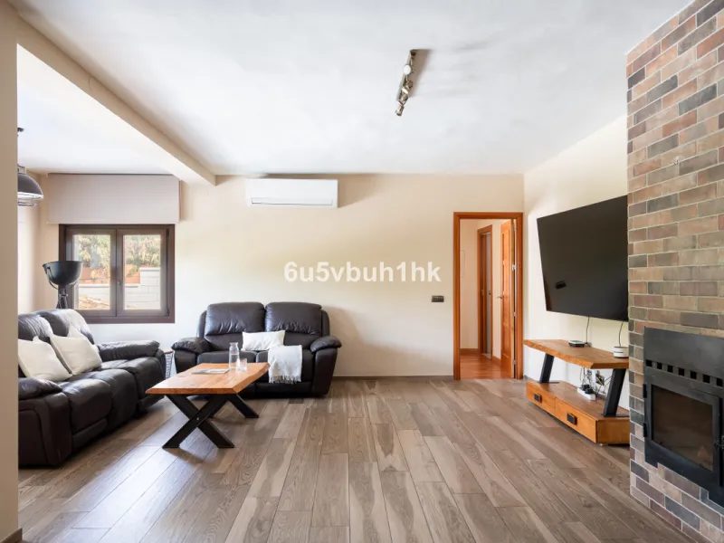 In Capellanía, a quiet and well-connected area of Benalmádena, this property offers a 658 m² plot and 168 m² built area.