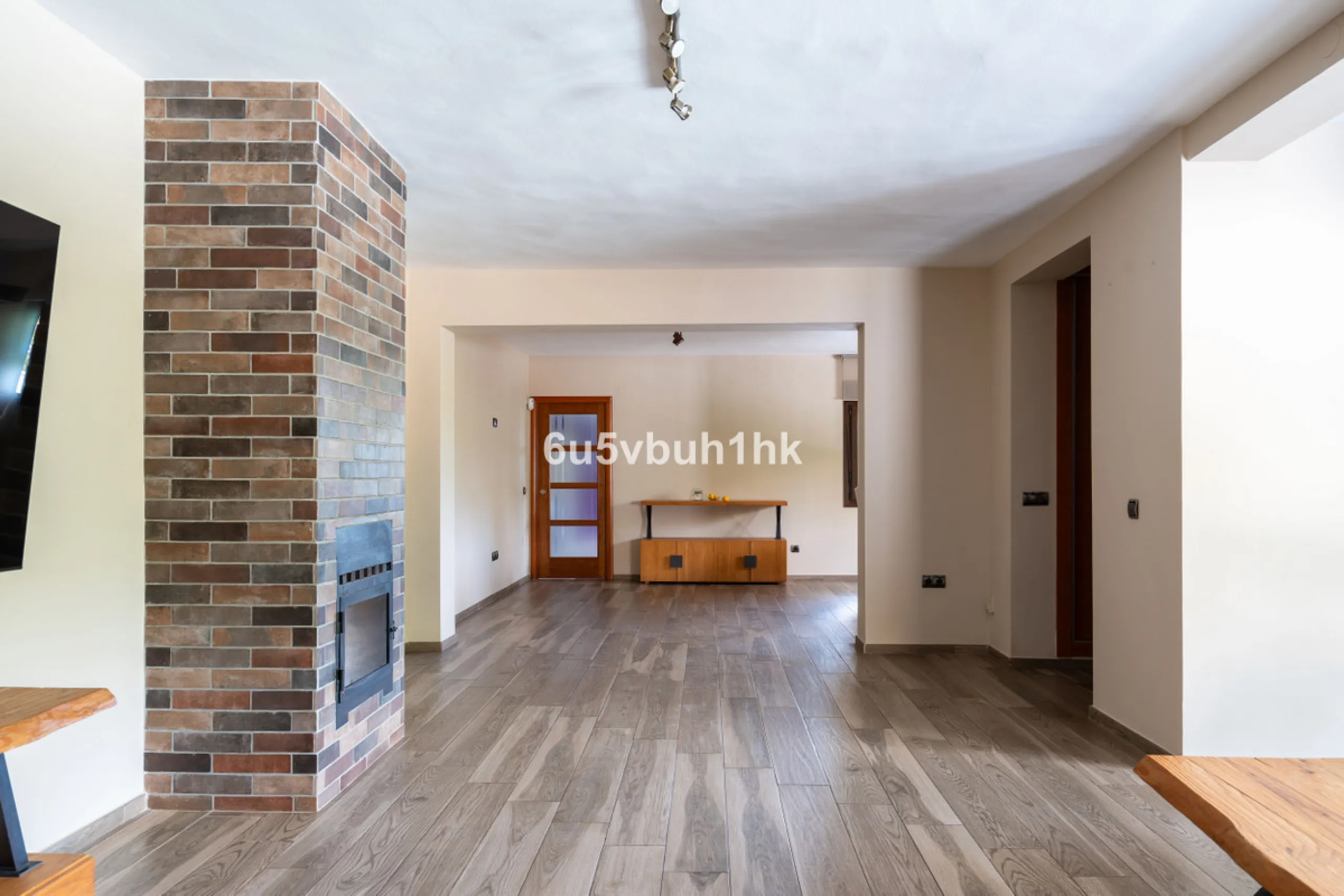 In Capellanía, a quiet and well-connected area of Benalmádena, this property offers a 658 m² plot and 168 m² built area.