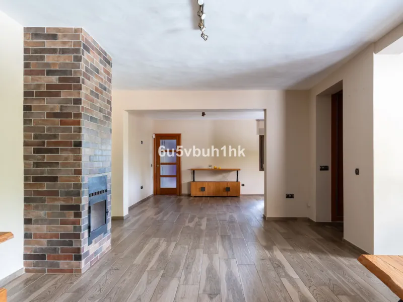 In Capellanía, a quiet and well-connected area of Benalmádena, this property offers a 658 m² plot and 168 m² built area.