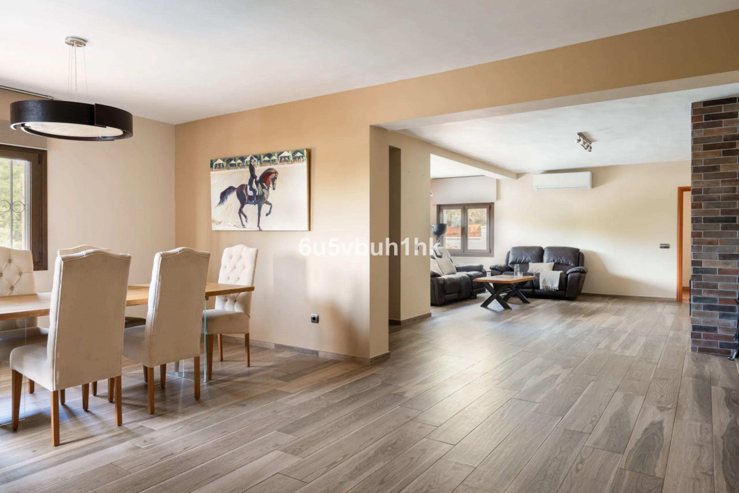 In Capellanía, a quiet and well-connected area of Benalmádena, this property offers a 658 m² plot and 168 m² built area.