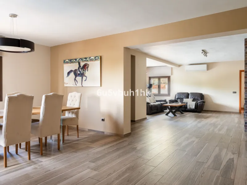 In Capellanía, a quiet and well-connected area of Benalmádena, this property offers a 658 m² plot and 168 m² built area.