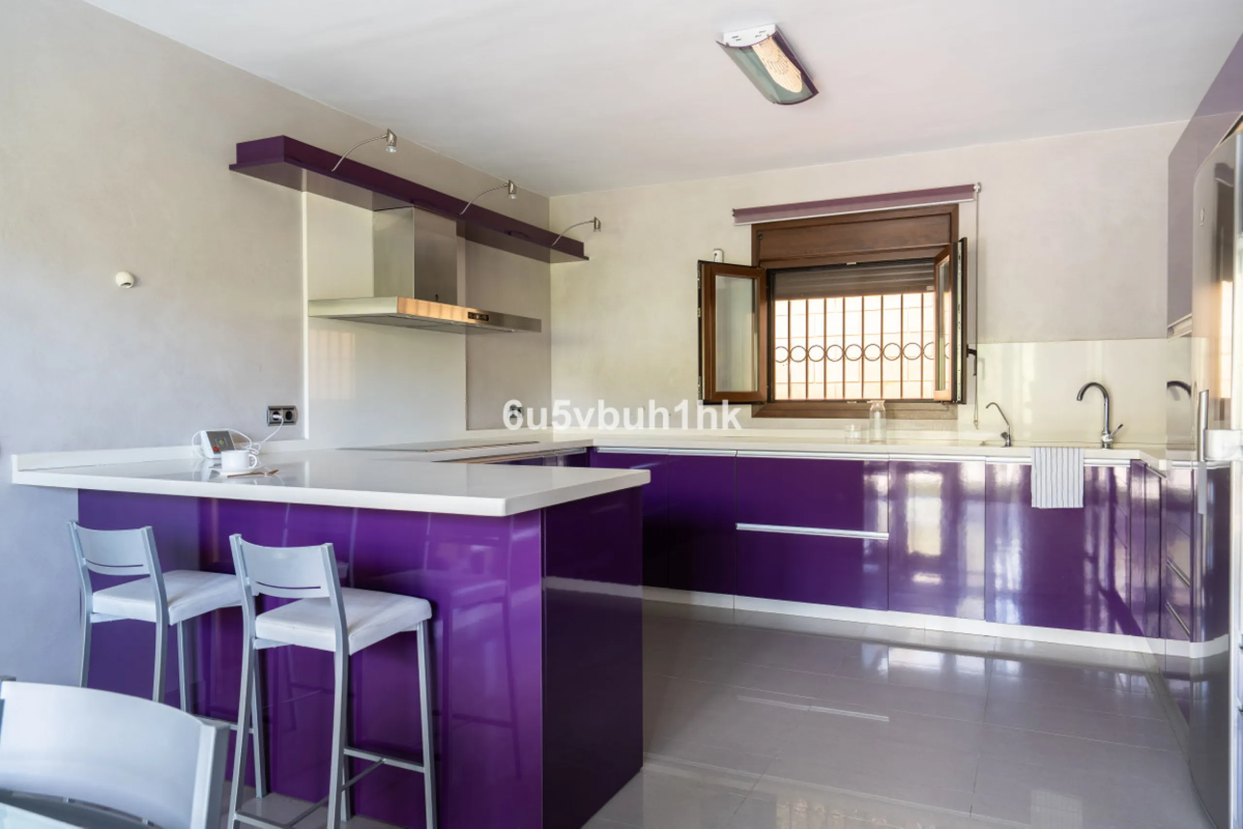 In Capellanía, a quiet and well-connected area of Benalmádena, this property offers a 658 m² plot and 168 m² built area.