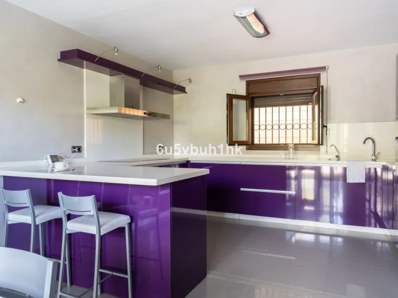 In Capellanía, a quiet and well-connected area of Benalmádena, this property offers a 658 m² plot and 168 m² built area.
