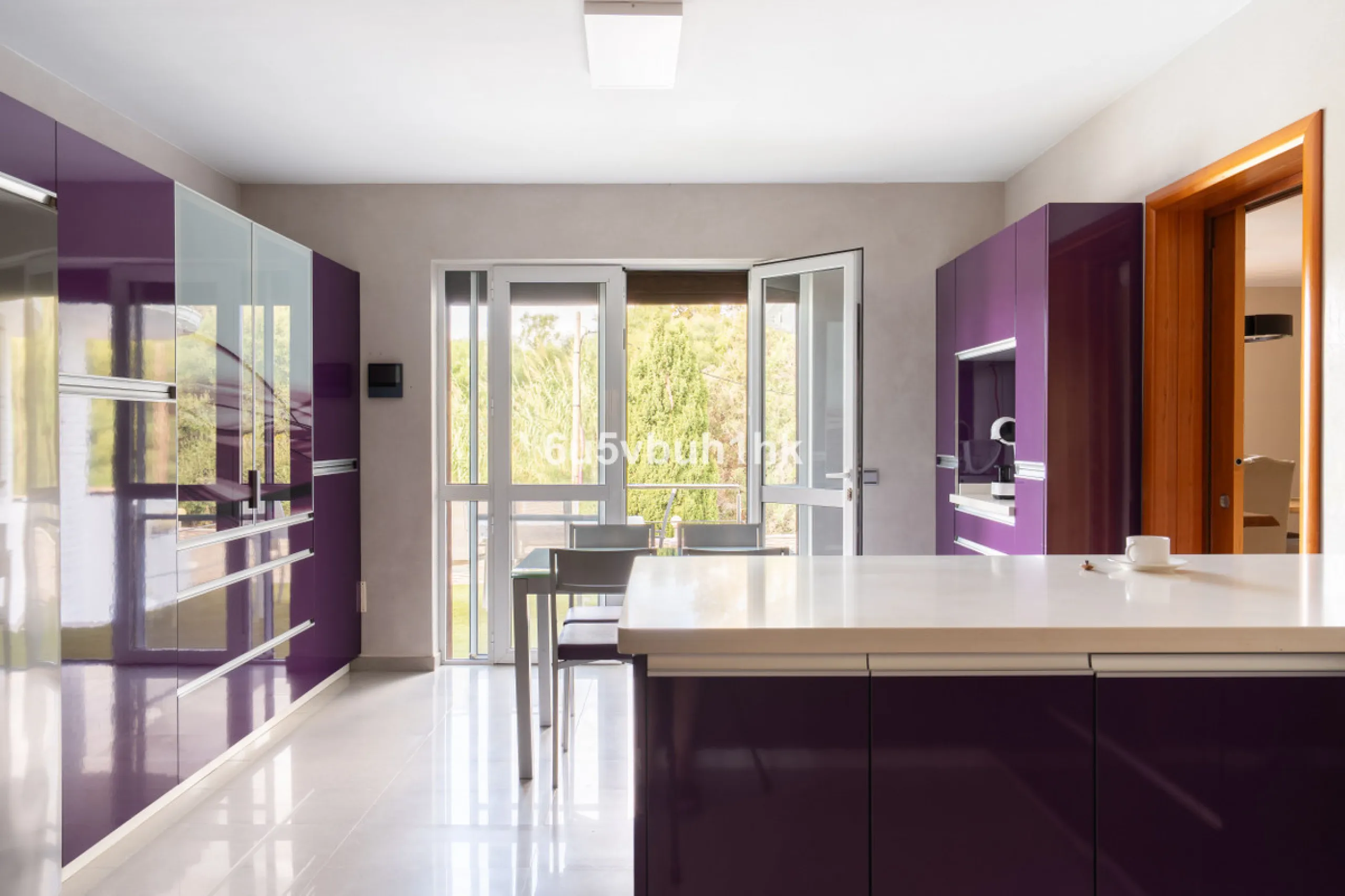 In Capellanía, a quiet and well-connected area of Benalmádena, this property offers a 658 m² plot and 168 m² built area.