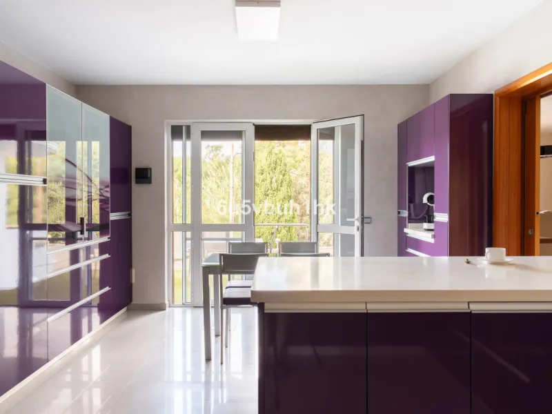 In Capellanía, a quiet and well-connected area of Benalmádena, this property offers a 658 m² plot and 168 m² built area.