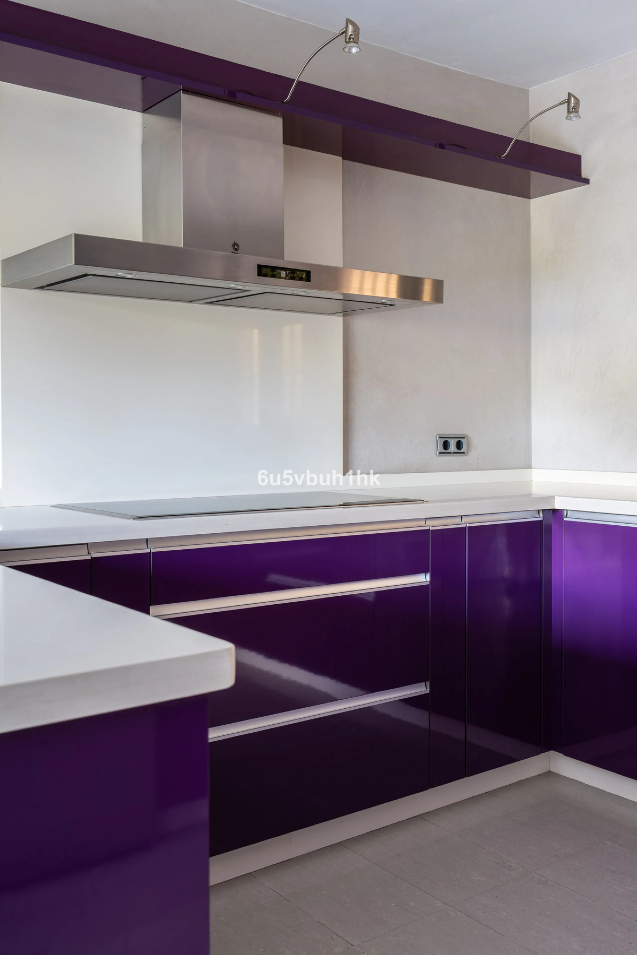 In Capellanía, a quiet and well-connected area of Benalmádena, this property offers a 658 m² plot and 168 m² built area.