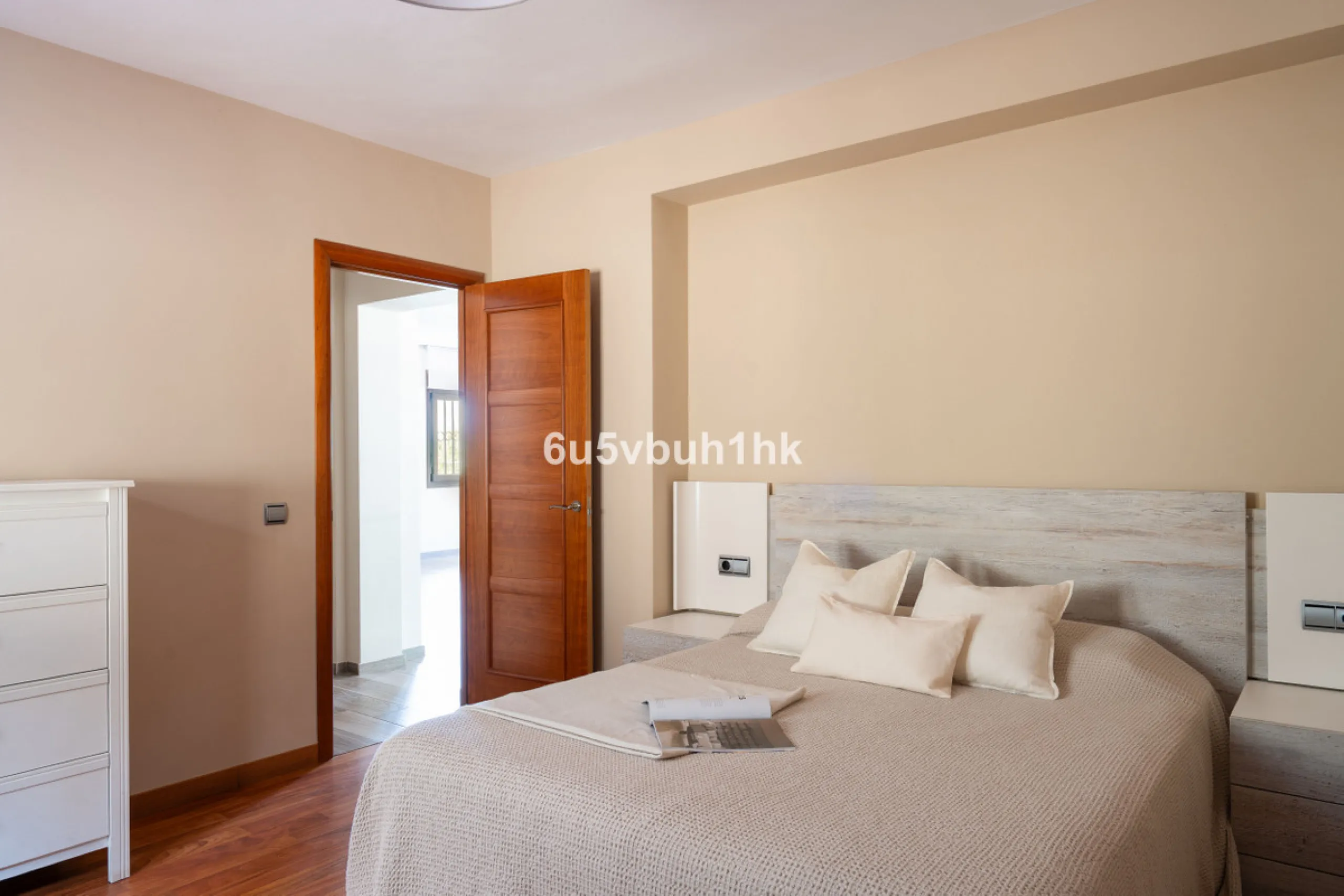 In Capellanía, a quiet and well-connected area of Benalmádena, this property offers a 658 m² plot and 168 m² built area.