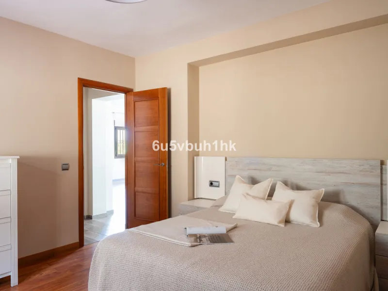 In Capellanía, a quiet and well-connected area of Benalmádena, this property offers a 658 m² plot and 168 m² built area.