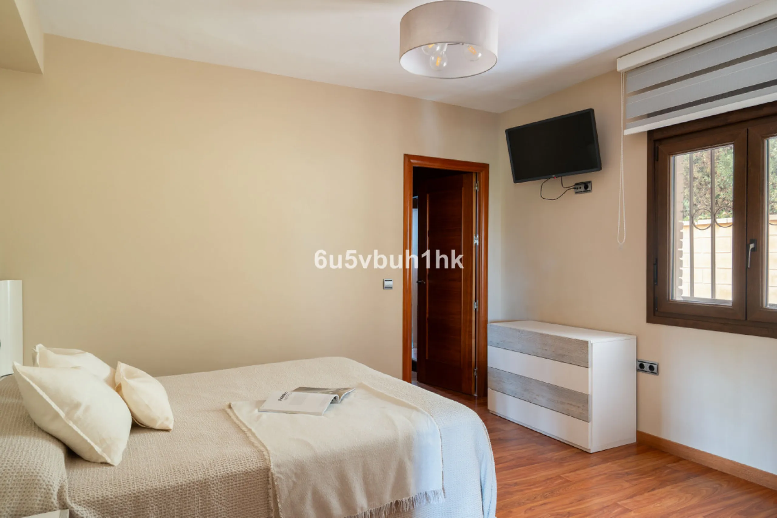 In Capellanía, a quiet and well-connected area of Benalmádena, this property offers a 658 m² plot and 168 m² built area.