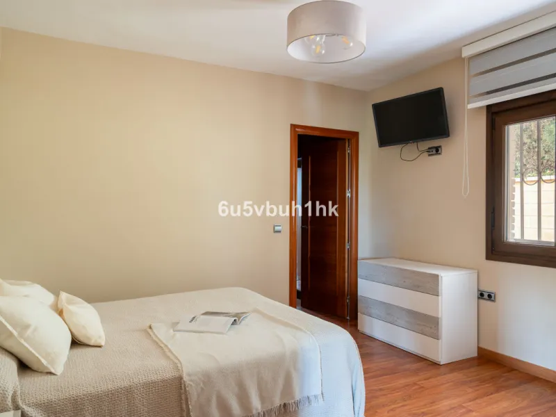 In Capellanía, a quiet and well-connected area of Benalmádena, this property offers a 658 m² plot and 168 m² built area.