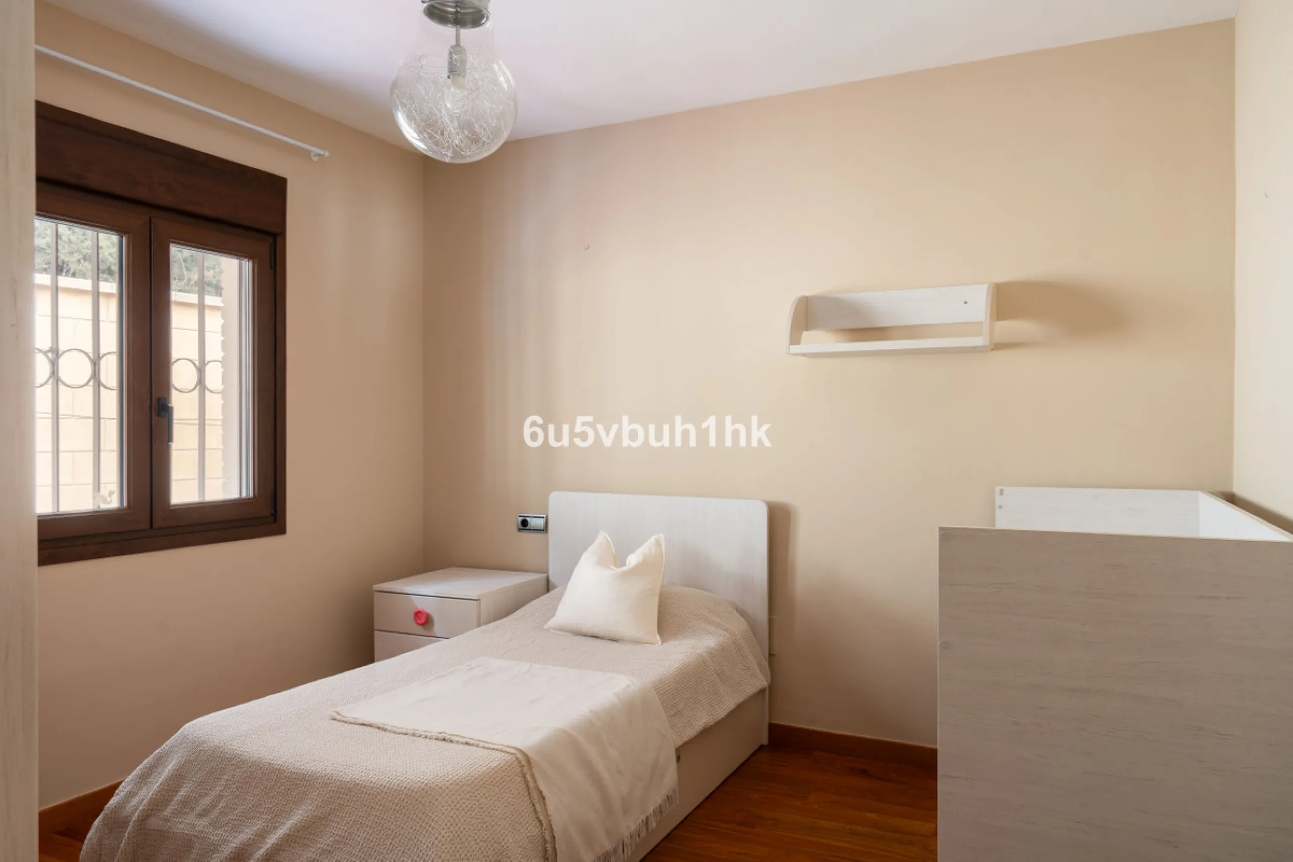 In Capellanía, a quiet and well-connected area of Benalmádena, this property offers a 658 m² plot and 168 m² built area.