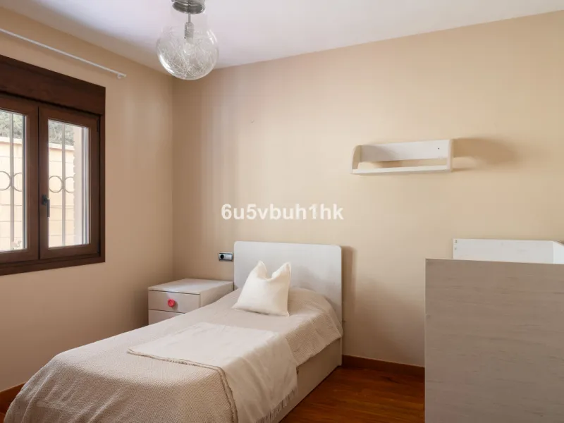 In Capellanía, a quiet and well-connected area of Benalmádena, this property offers a 658 m² plot and 168 m² built area.
