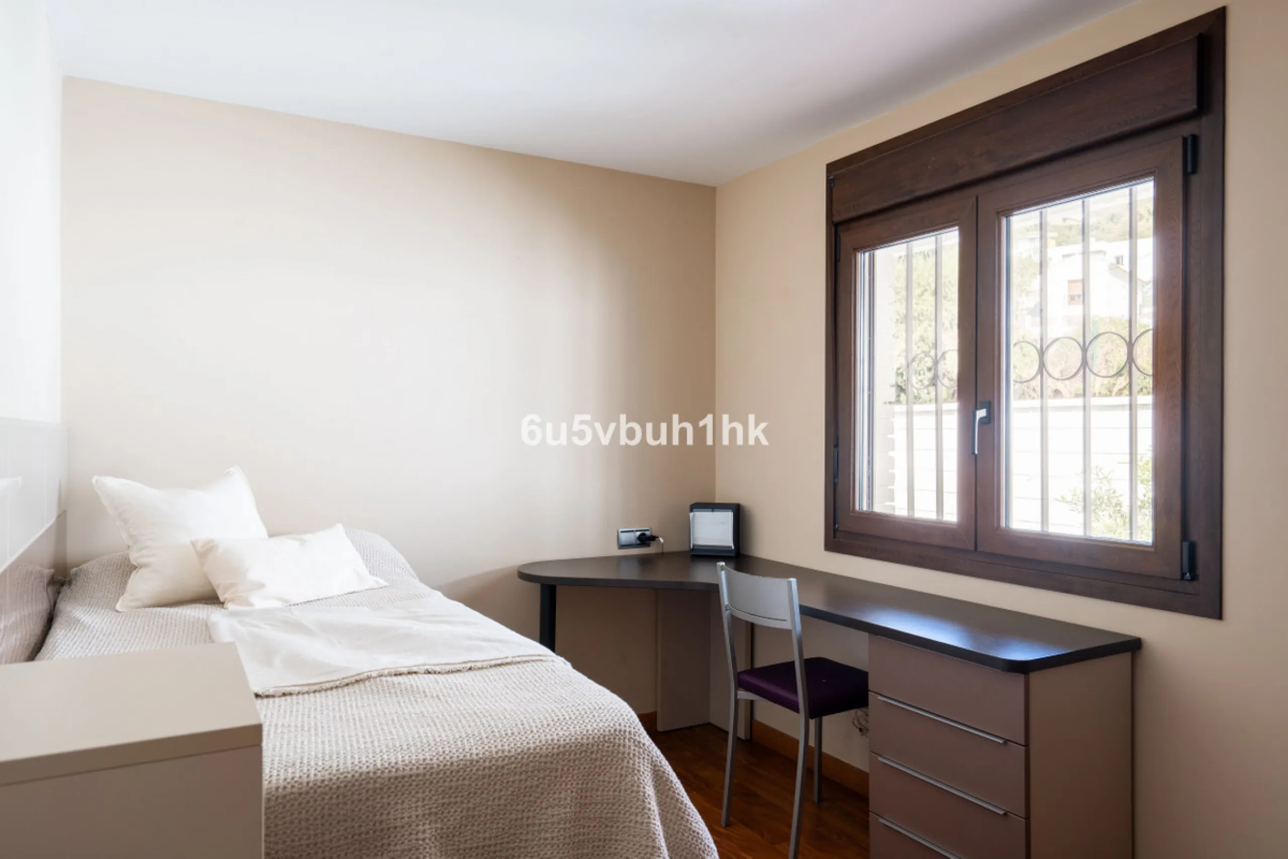 In Capellanía, a quiet and well-connected area of Benalmádena, this property offers a 658 m² plot and 168 m² built area.