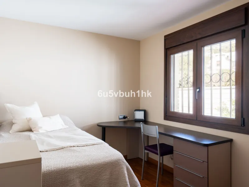 In Capellanía, a quiet and well-connected area of Benalmádena, this property offers a 658 m² plot and 168 m² built area.
